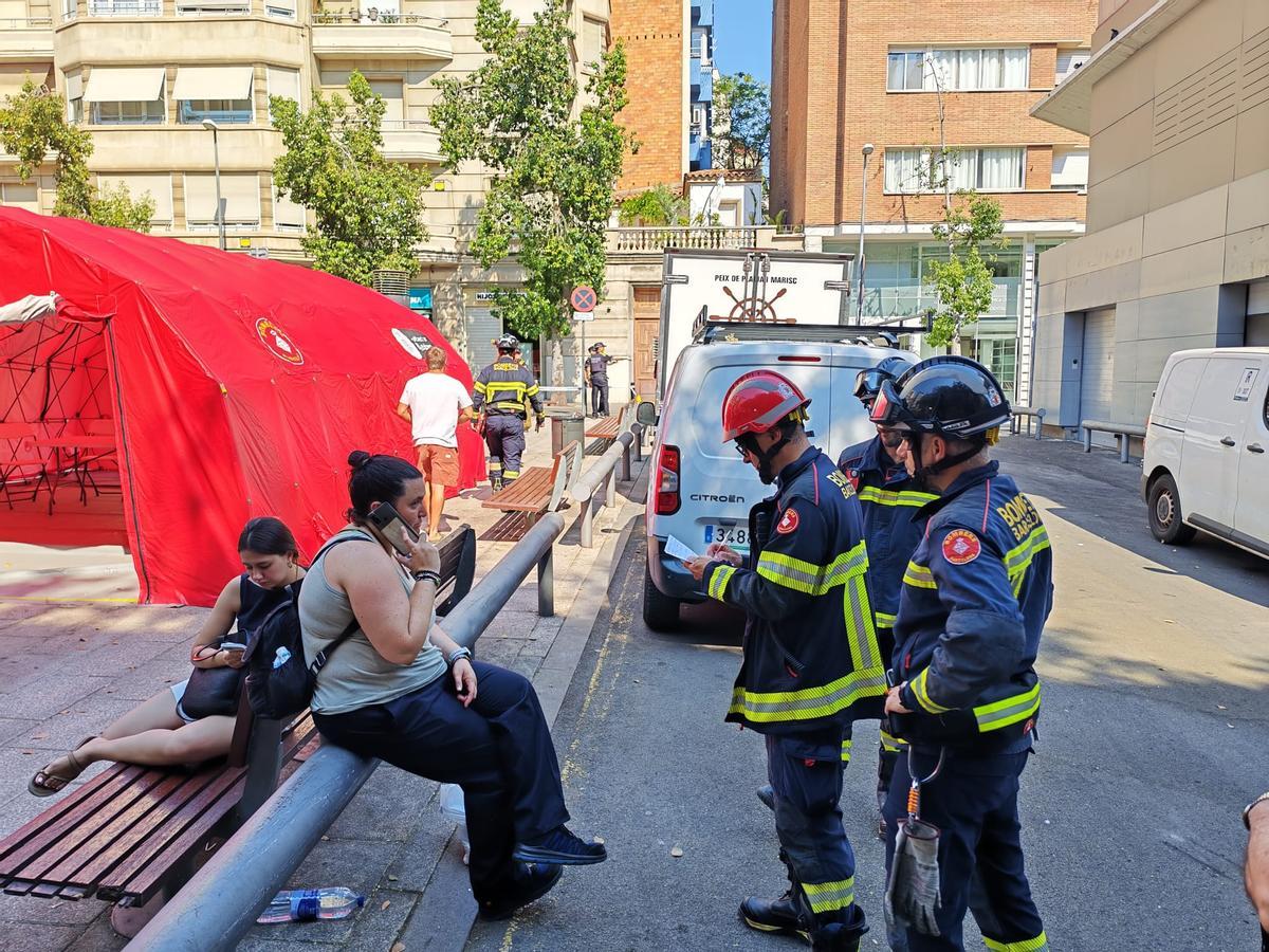 Bomberos, técnicos y vecinos del Putxet, a pocos metros del socavón atribuido a la L9