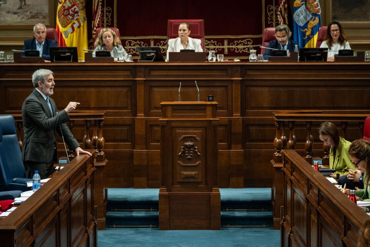 Pleno del Parlamento de Canarias Preguntas de control al presidente Fernando Clavijo sobre la crisis sanitaria del MV Hondius. Al resto de consejeros se les preguntará y comparecerán para abordar otros asuntos.