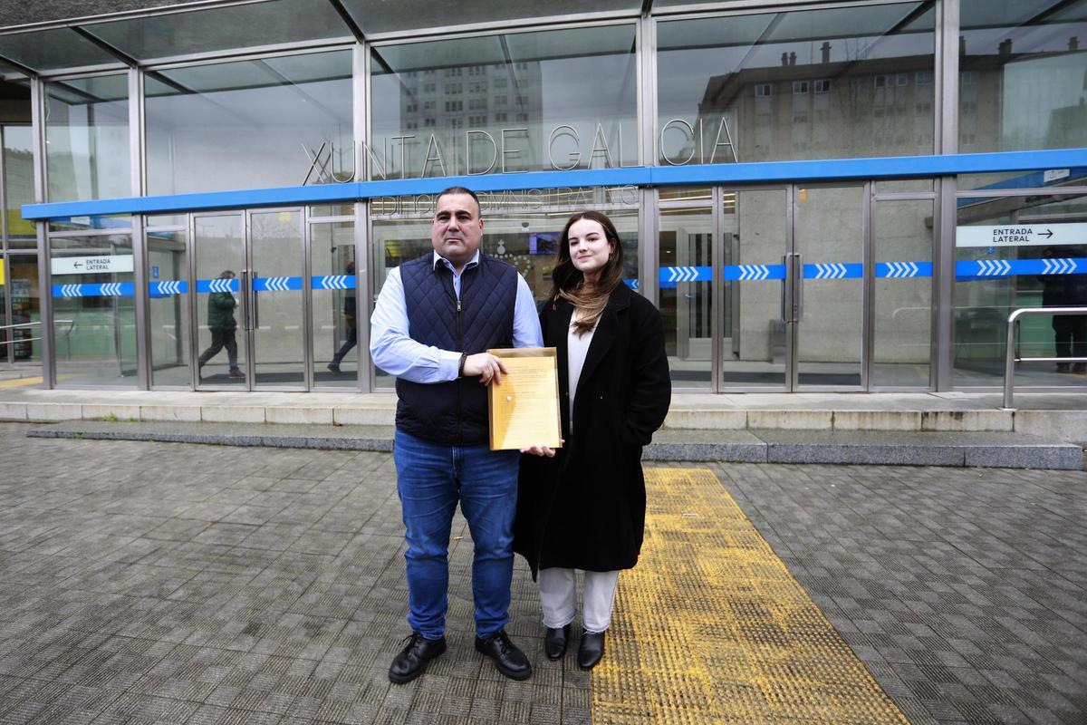 Juan Carlos Pan y su sobrina, Alicia, posan frente a la delegación de la Xunta con el escrito de alegaciones.