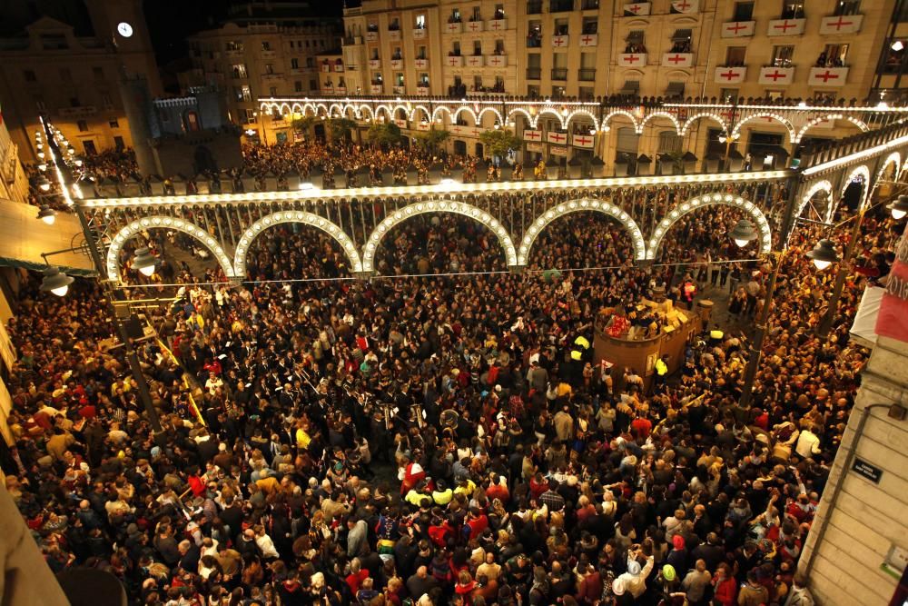 La Aparición de Sant Jordiet sobre el castillo y los fuegos artificiales cierran la Trilogía de las fiestas