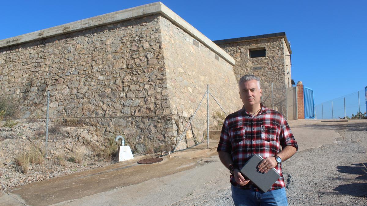 El alcalde, José Martínez, pone en valor la construcción de un nuevo depósito junto al existente.