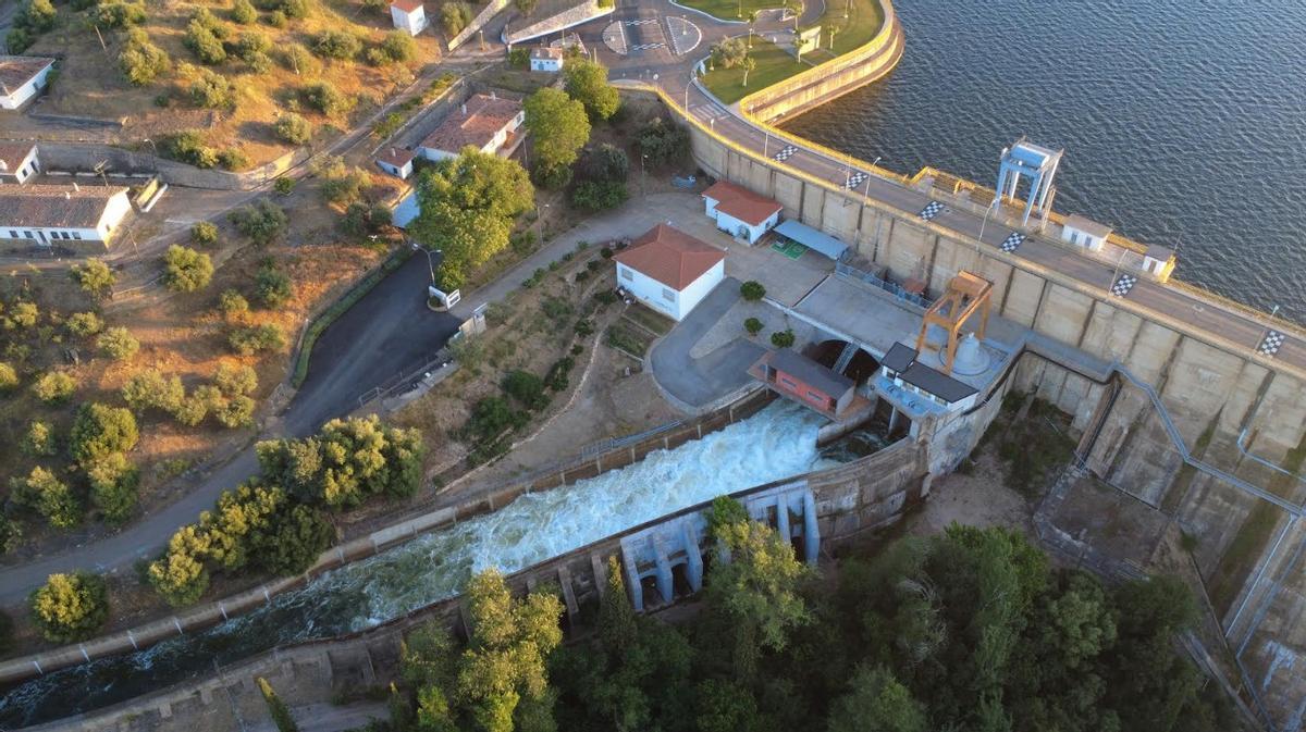 Salida de presa del Canal de Orellana.