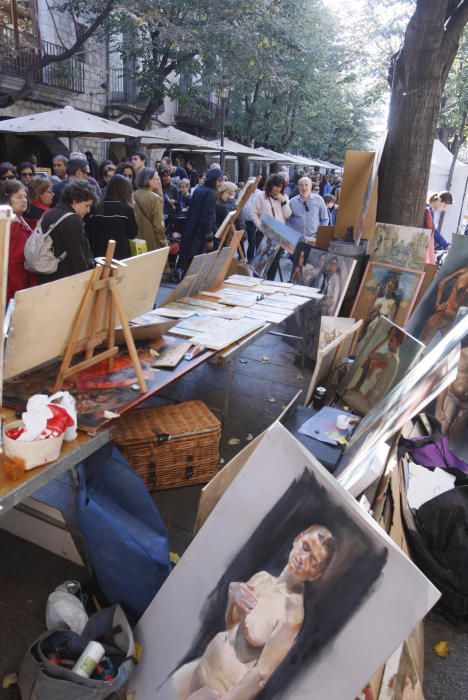 Milers de persones omplen Girona per Tots Sants