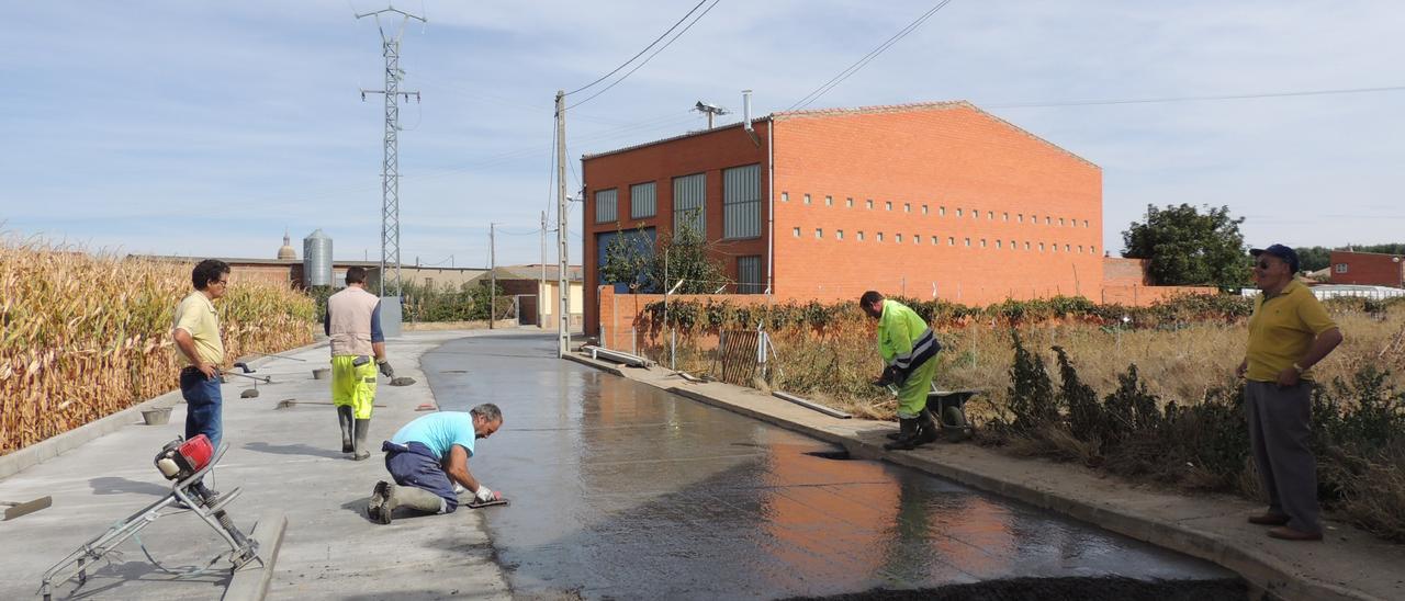 Operarios trabajando en una pasada actuación de Planes Provinciales.