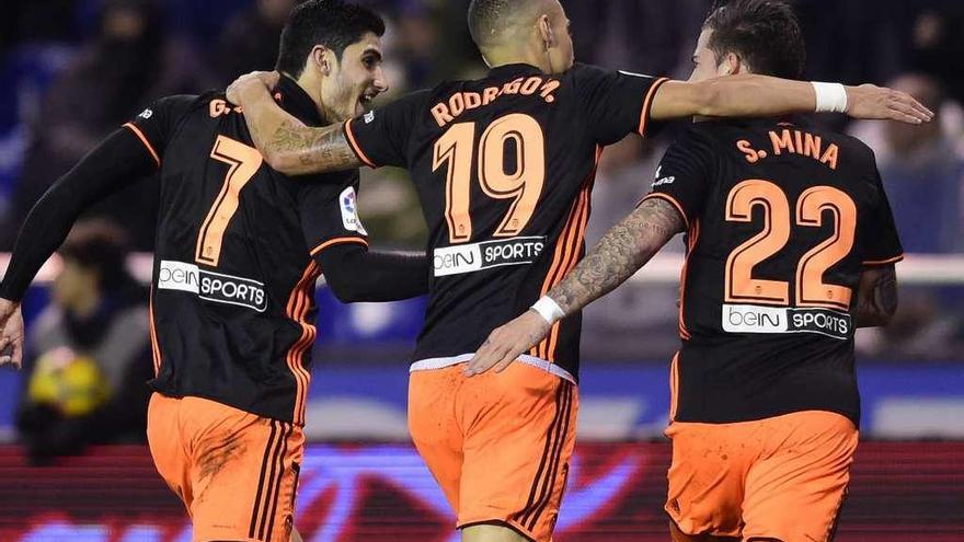 Los excélticos Rodrigo y Mina celebran con Guedes uno de los gol en Riazor. // Miguel Riopa-AFP