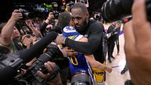 LeBron James se abraza a Curry tras la victoria de los Lakers ante los Warriors en las semifinales del Oeste