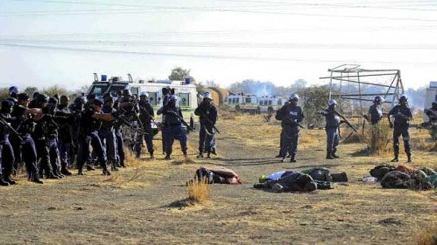 La policía dispara en Sudáfrica contra los mineros