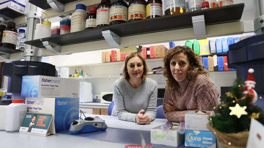 Por la izquierda, Elena Díaz y Sonia González, ayer, en el departamento de Biología de la Universidad de Oviedo.    | MARIO CANTELI