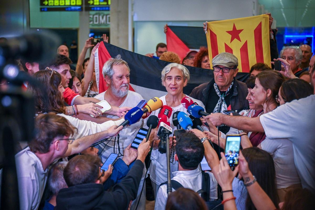 Llegada de Ada Colau y Xavier Coronas de Israel tras su detención.