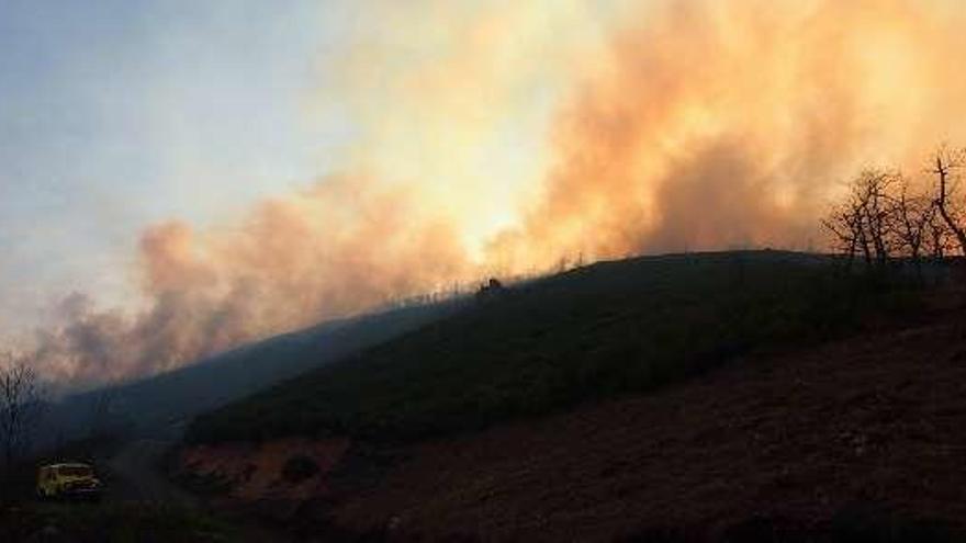 Cielo naranja por el fuego en Quirós