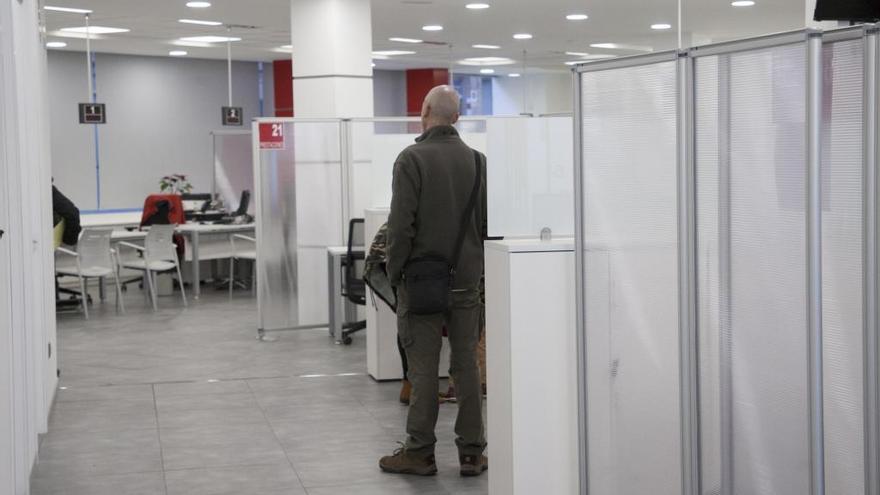 Una persona espera en la oficina del paro.