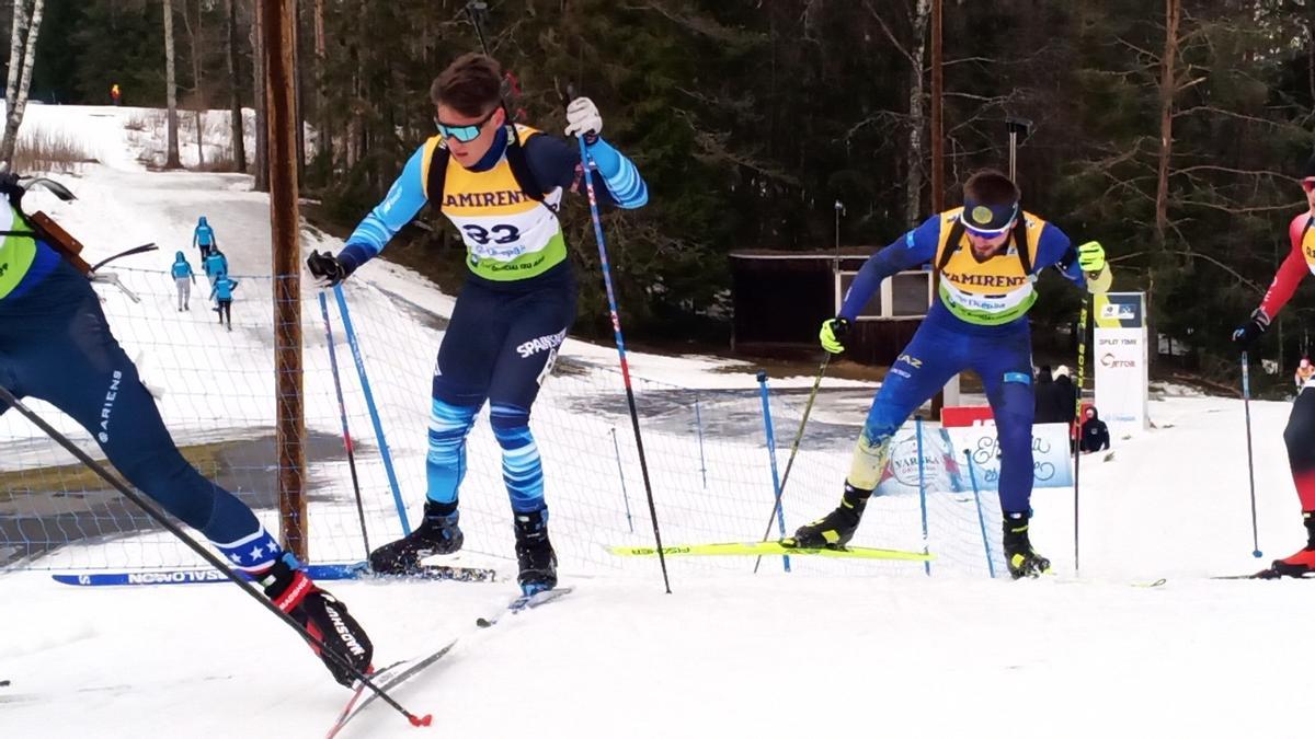 Participantes, en plena competición de esquí de fondo.