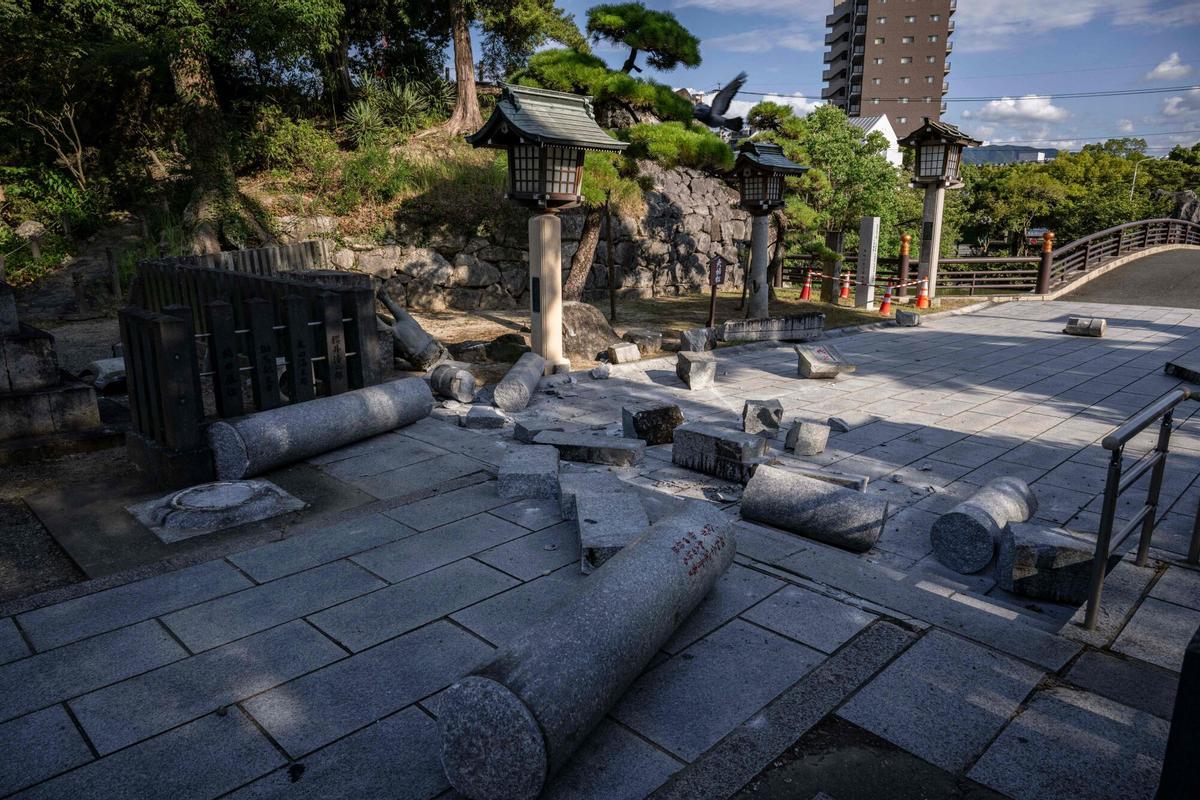 Parte del Santuario de Yatsushiro se ve dañado en la prefectura de Yatsushiro, Kumamoto, el 29 de julio de 2026, después de que un terremoto sacudió el suroeste de Japón el día anterior. (Foto de Yuichi YAMAZAKI / AFP)