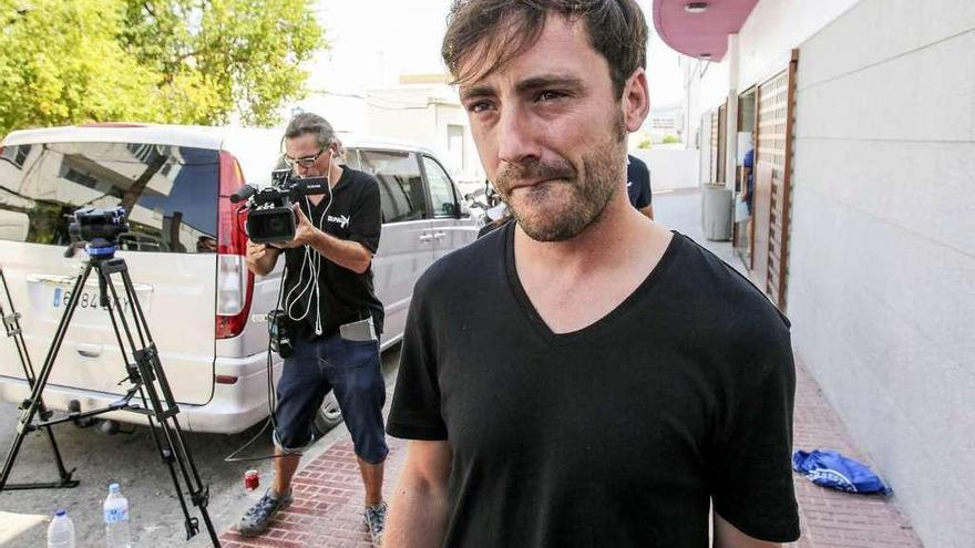 Pablo Nieto, ayer en Ibiza a su llegada al velatorio de su padre Ángel Nieto.