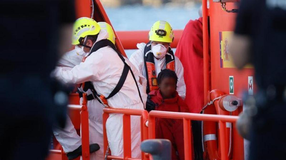 Un menor migrante desembarca en Canarias con la ayuda de personal de Salvamento Marítimo.