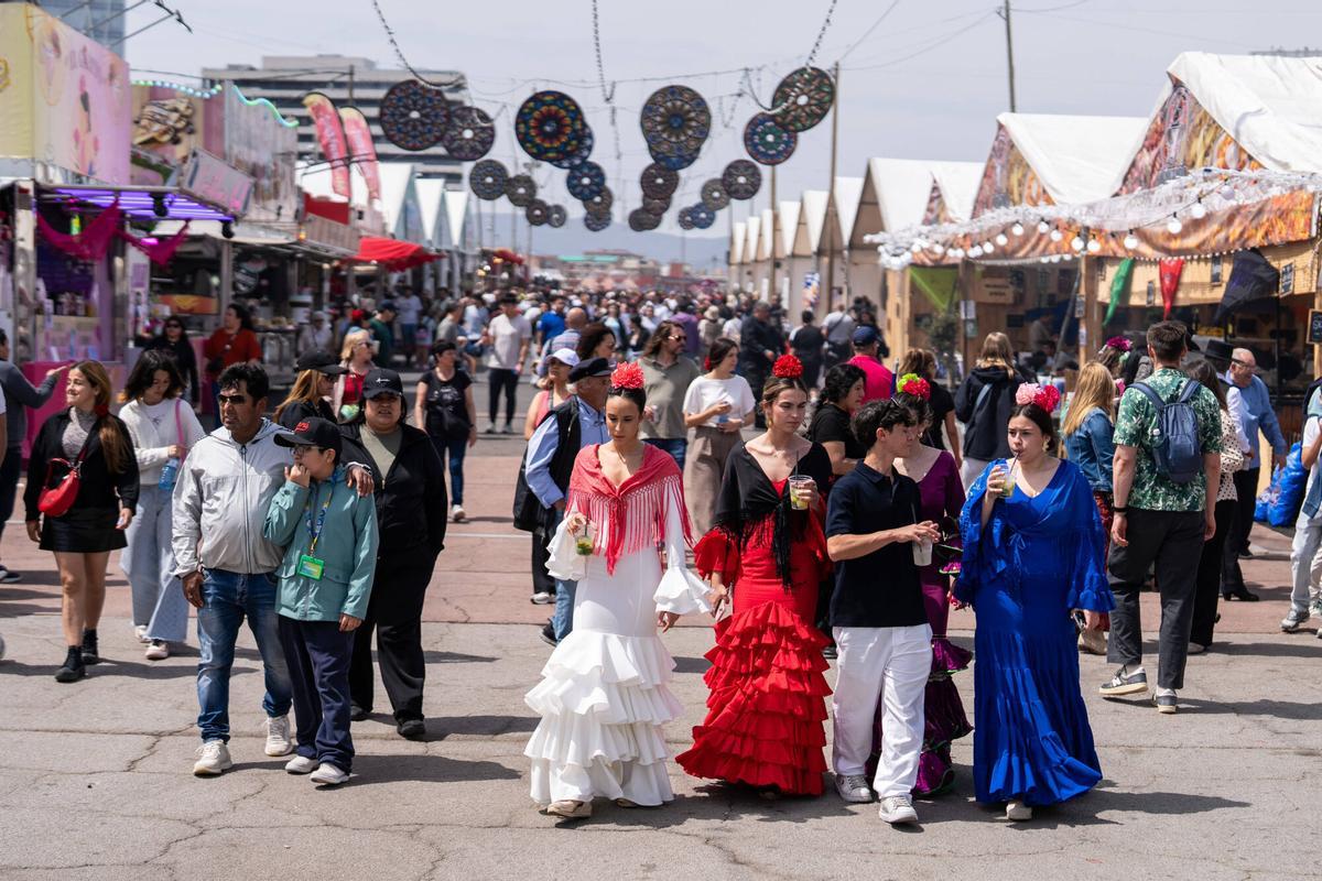 Ambiente en la Feria de Abril de Barcelona, en el recinto del Fòrum, durante la jornada del Primero de Mayo. El evento encara este viernes su último fin de semana de actividad antes de la clausura. Ambiente en la Feria de Abril de Barcelona, en el recinto del Fòrum, durante la jornada del Primero de Mayo. El evento encara este viernes su último fin de semana de actividad antes de la clausura.