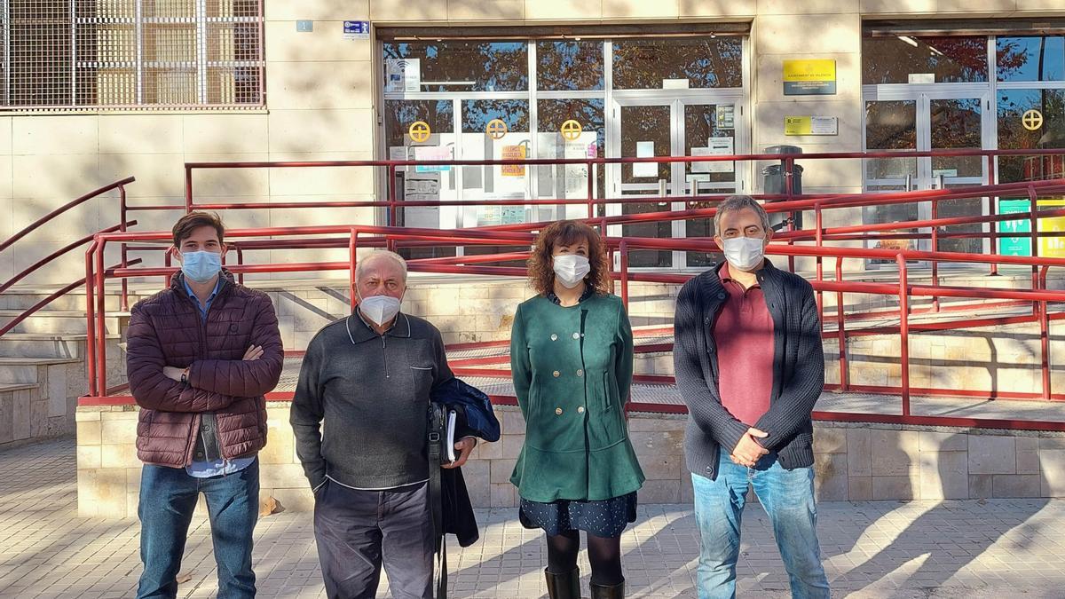 Los concejales Maite Ibáñez y Borja Sanjuán a las puertas de la hemeroteca, junto con representantes de la asociación de vecinos