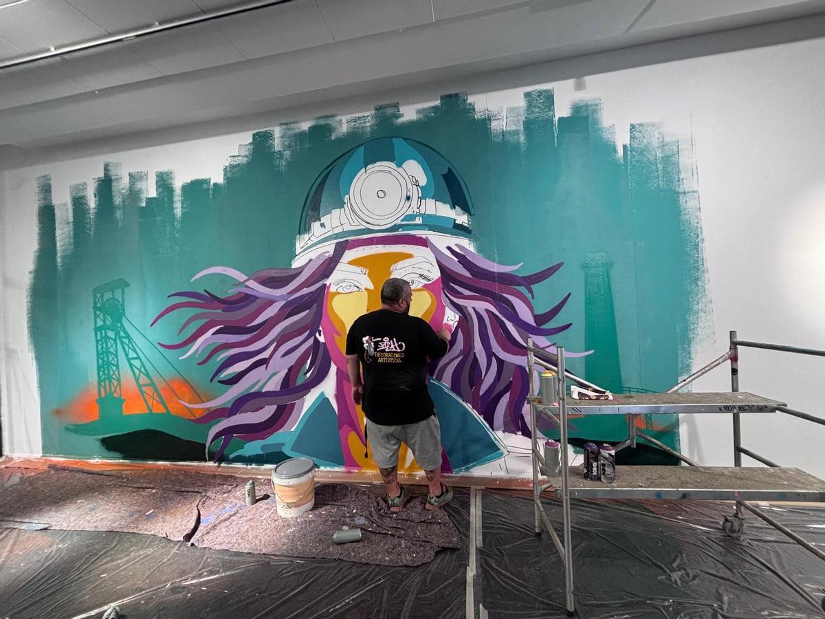 "Poch", durante la realización de un mural en el museo leonés.