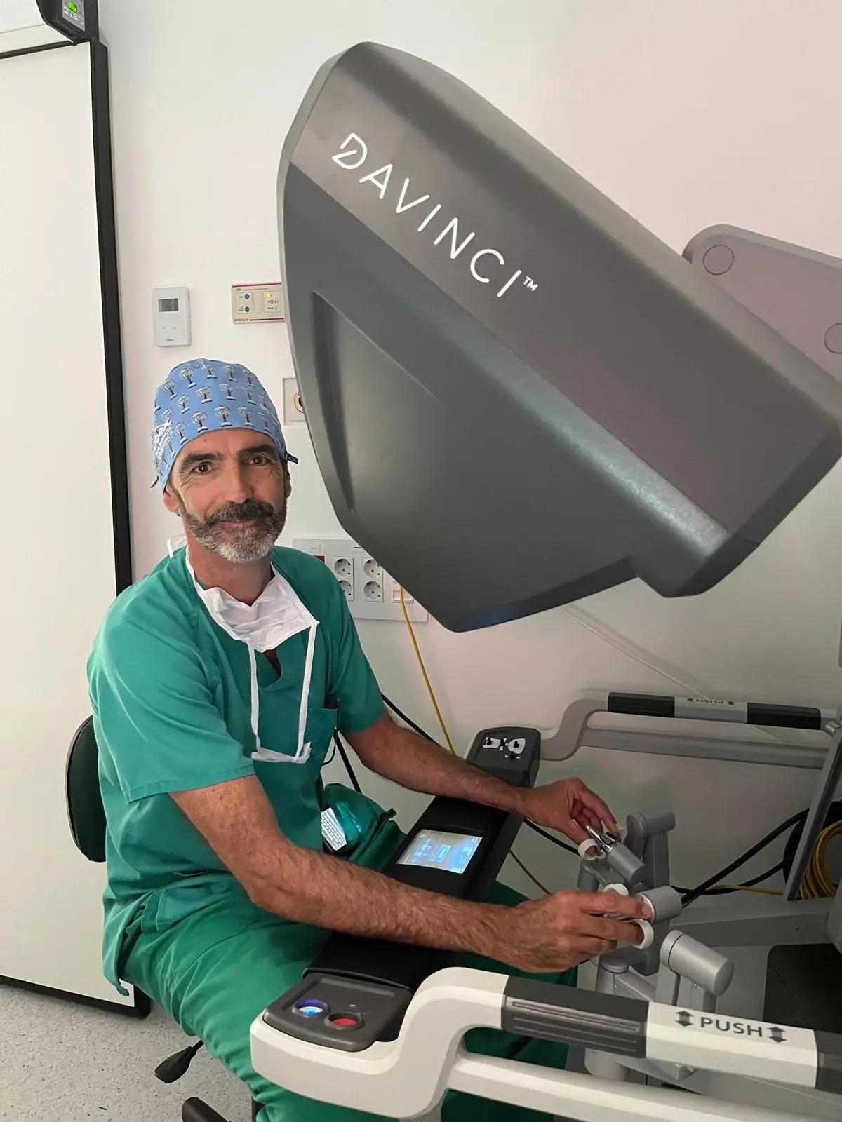 El Dr. Álvaro Gómez-Ferrer, jefe clínico del Servicio de Urología del IVO.