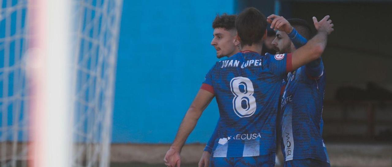 Juan López celebra con sus compañeros un de los goles en la victoria del domingo del Avilés ante el Burgos Promesas en el Suárez Puerta. | Mara Villamuza