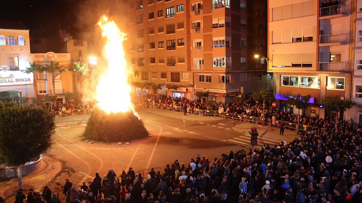 A las 19.30 horas ha tenido lugar el encendido de la espectacular hoguera, llenando de luz el Pla.