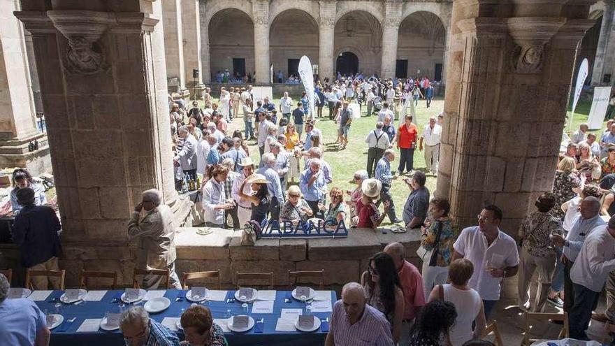 Una vista al claustro antes de que los asistentes ocupasen sus asientos en las mesas. // Brais Lorenzo