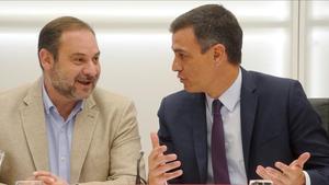 José Luis Ábalos y Pedro Sánchez bromean durante la ejecutiva socialista, este viernes. 