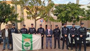 Agentes de la policía local de Almendralejo al partir rumbo a Paiporta este martes.
