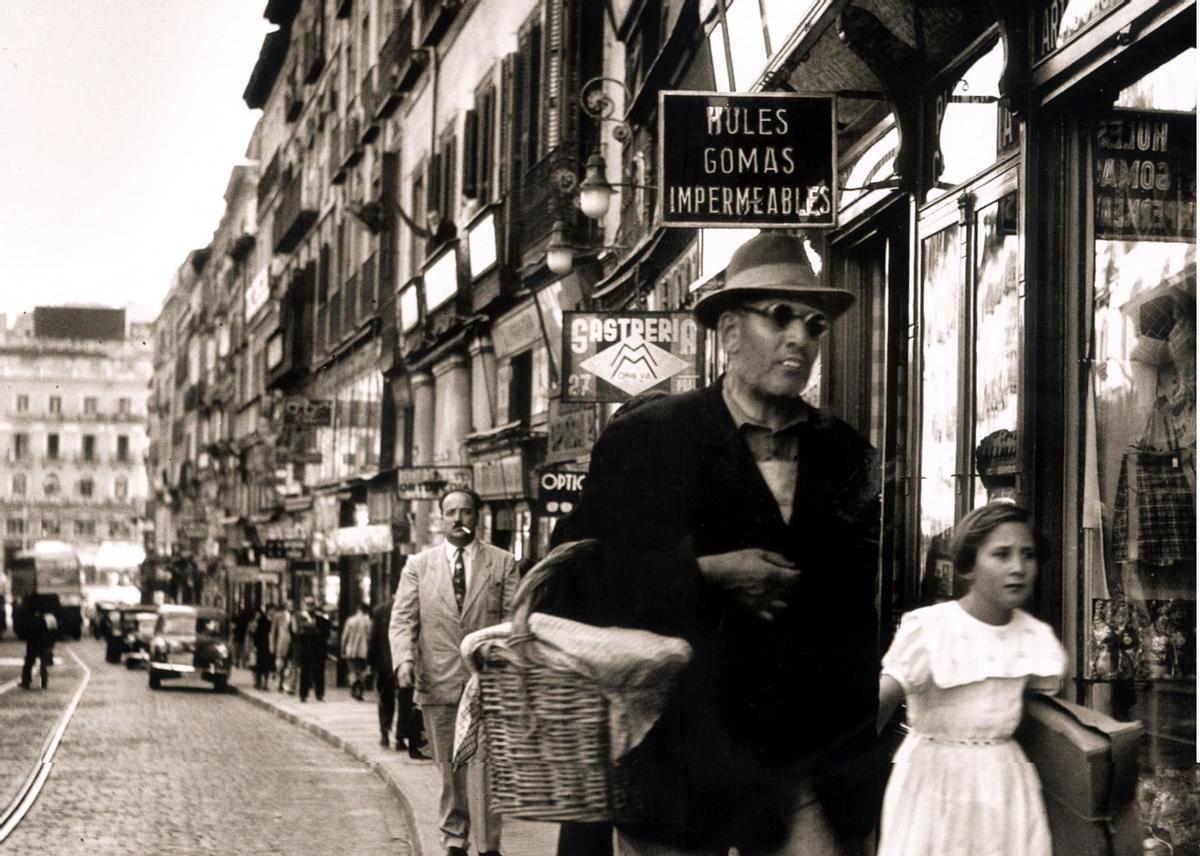 Vista de la calle Carretas en los años 50, cuando era la capital del 'retail'.