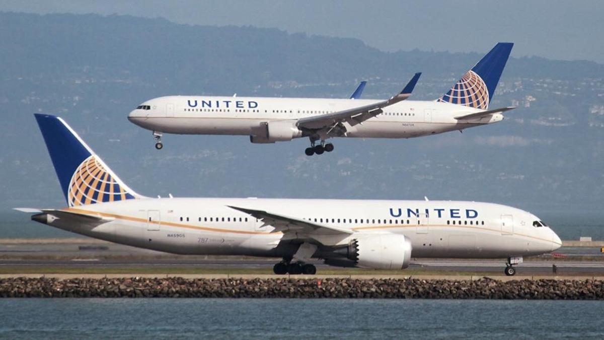 Un Boeing 787 y un Boeing 767 de United Airlines en el aeropuerto internacional de San Francisco (California), en una imagen de archivo, en el 2015.