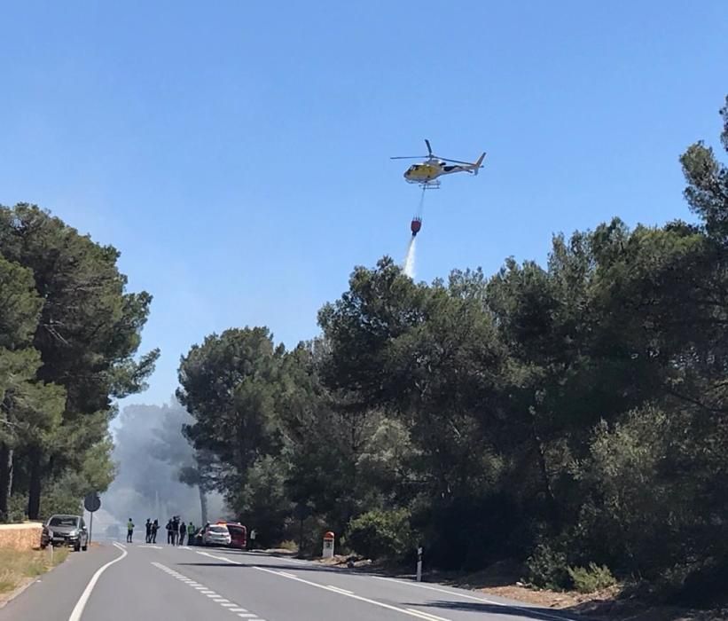 Un incendio en Son Verí obliga a cerrar la carretera de Cap Blanc