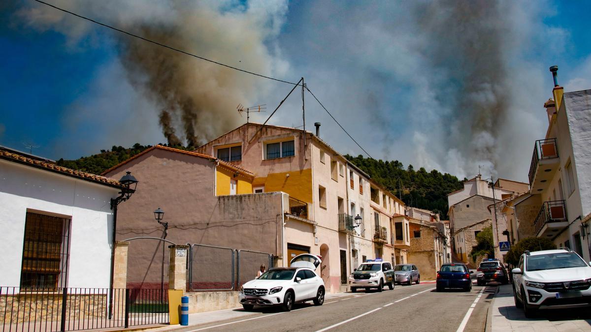 Un momento del desalojo de Benimassot, con los vehículos de los vecinos dispuestos para salir y coches de la Guardia Civil.