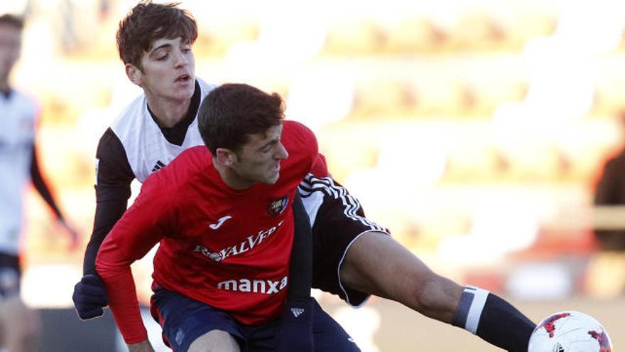 Gonzalo Villar disputa un partido frente al Olot