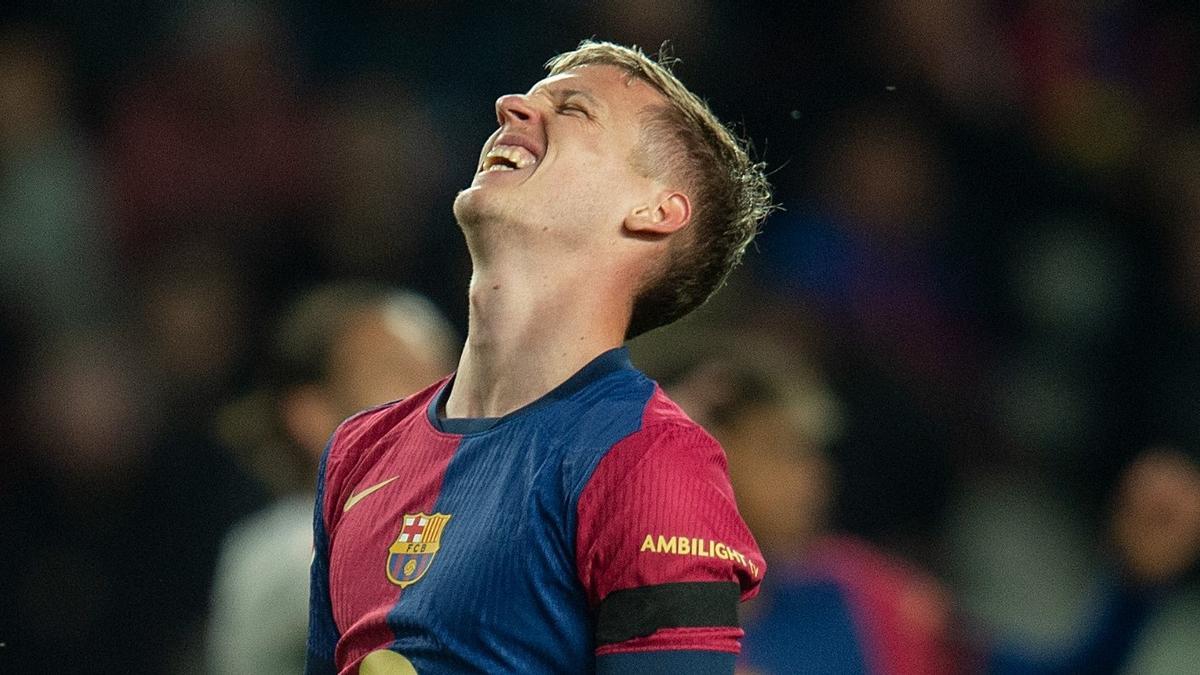 Dani Olmo se lamenta antes de ser sustituido.