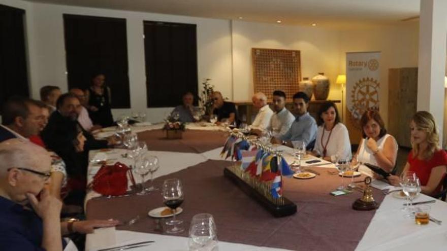 El encuentro celebrado ayer con el club Rotary de Elche con Isabel Bonig como invitada.