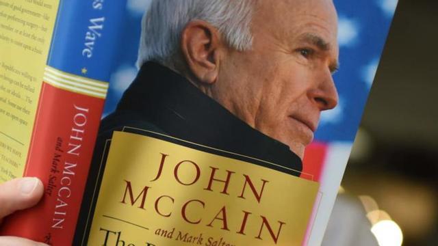 Portada del último libro de John McCain, 'The restless wave'.