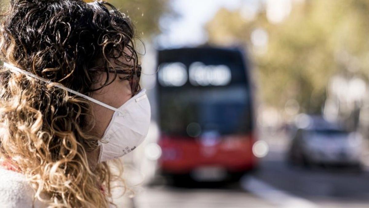 Una ciudadana de Barcelona equipada con una mascarilla anticontaminación.