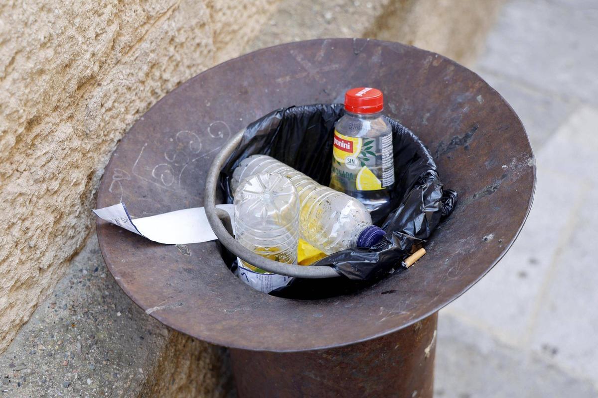 Girona vol evitar que la gent llanci envasos de menjar i begudes a les papereres del centre