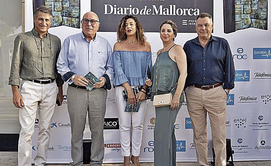 Juan José Caldés, del Área Institucional i Estalvi Ètic de Colonya Caixa Pollença; el profesor, Miguel Mansilla; Mercedes Fernández (My Event Mallorca); Alicia Polo (editora de la revista Lux Golf) y el profesor Antonio Jiménez, a su llegada al Club.