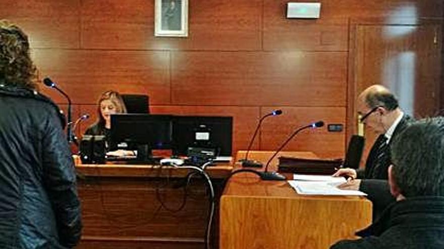 Un imputado por impago de pensiones durante el juicio celebrado ayer en el Juzgado de lo Penal.