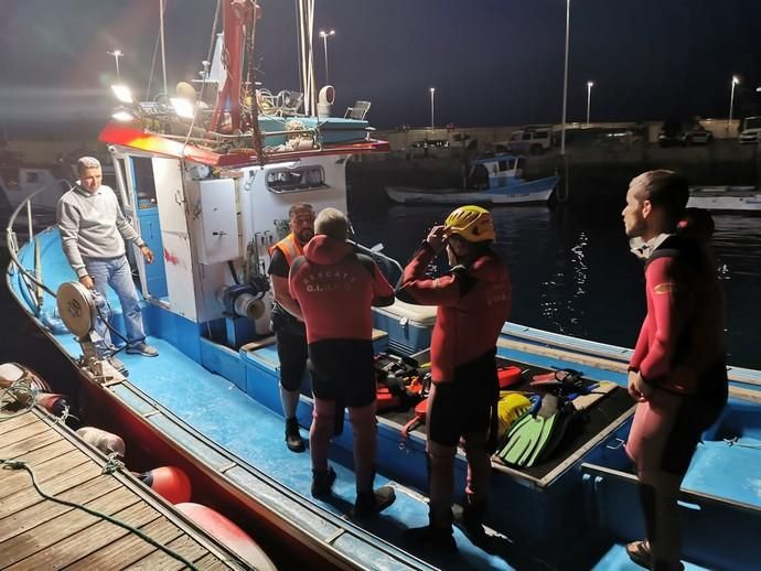 Búsqueda de un hombre en la playa de Guayedra