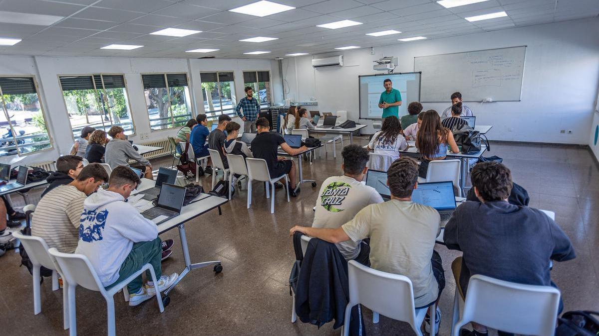 Alumnos durante una clase de Informática en un aula, en una imagen de archivo.
