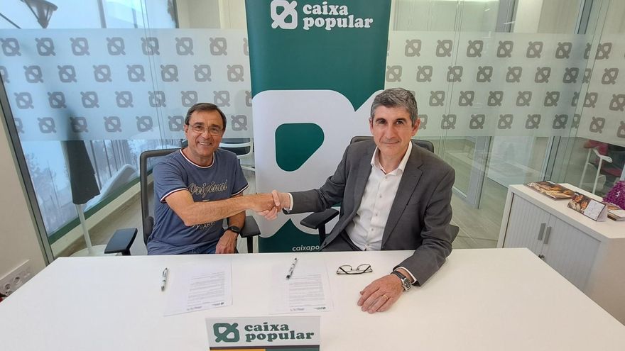 Los representantes del Circuit y Caixa Popular, tras sellar el acuerdo de renovación del patrocinio