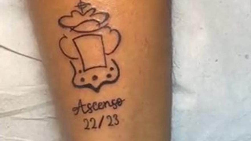 Instantánea del tatuaje que se realizó Álvaro Valles en el gemelo de su pierna derecha con el escudo de la UD. | | TWITTER