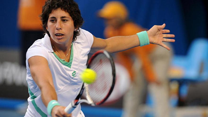La tenista española Carla Suarez Navarro devuelve una bola a la estadounidense Venus Williams durante el partido de la segunda fase del Abierto de Australia de tenis disputado en Melbourne, Australia