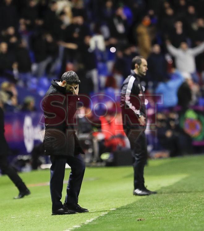 Levante 2 - FC Barcelona 1 -  Ernesto Valverde decepcionado observa desde la banda el partido de ida de octavos de final de Copa del Rey entre el Levante y el FC Barcelona