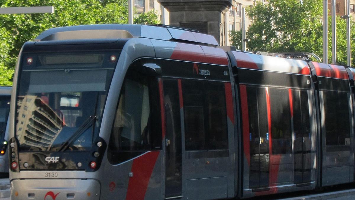 El tranvía de Zaragoza a su paso por la plaza Aragón.