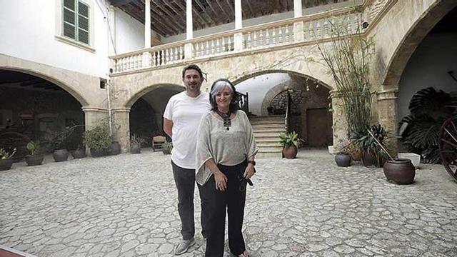 Margaret Whittaker, la dueña de la finca Son Amar, junto a su socio Martyn Smith, responsable del Social Club.