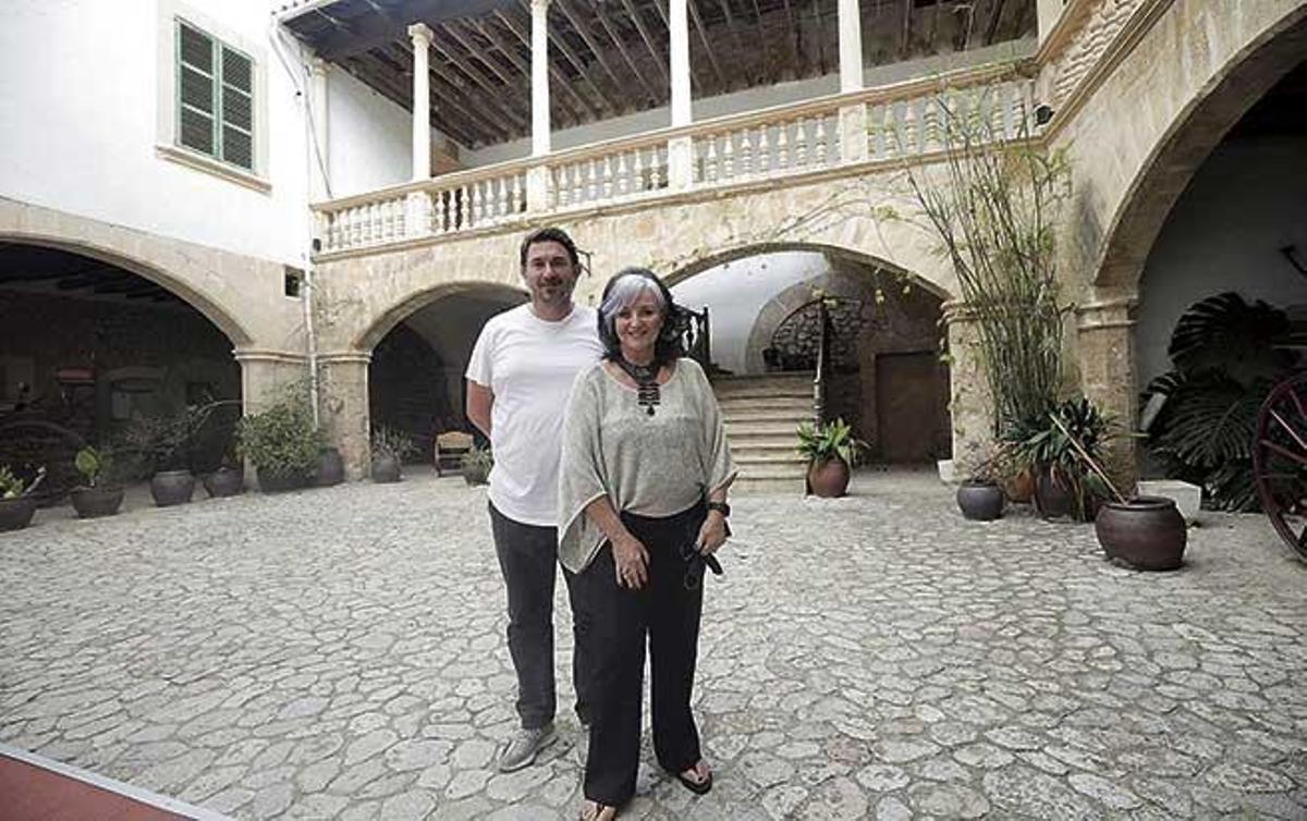 Margaret Whittaker, la dueña de la finca Son Amar, junto a su socio Martyn Smith, responsable del Social Club.