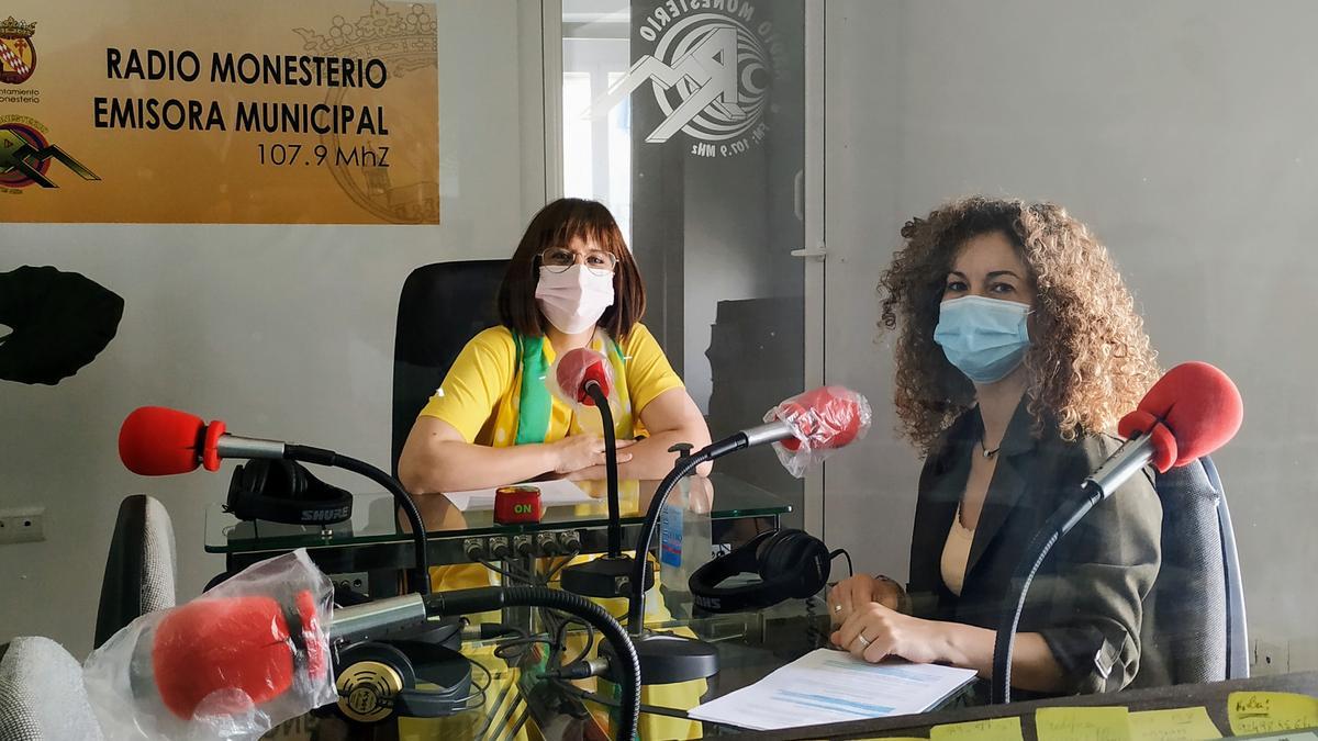 Gloria y Rocío en los estudios de Radio Monesterio